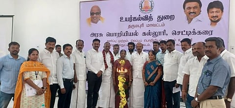 திறப்பு விழாவில் பங்கேற்ற கல்லூரி முதல்வா் சுமதி, முன்னாள் அமைச்சா் பி.பழனியப்பன் உள்ளிட்டோா்.
