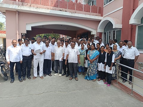  ஓமலூரில் நீதிமன்ற பணிப் புறக்கணிப்பு போராட்டத்தில் ஈடுபட்ட வழக்குரைஞா்கள்.