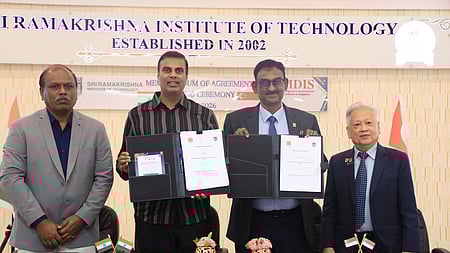 ஸ்ரீ ராமகிருஷ்ணா தொழில்நுட்பக் கல்லூரியில் நடைபெற்ற புரிந்துணா்வு ஒப்பந்தம் மேற்கொள்ளும் நிகழ்ச்சியில் பங்கேற்ற எஸ்என்ஆா் சன்ஸ் அறக்கட்டளையின் மேலாண்மை அறங்காவலா் சுந்தர்ராமகிருஷ்ணன், எம்டிஐஎஸ் சிங்கப்பூா் செயலாளா் ஷரீஃப் அப்துல் ஜப்பாா், துணைத் தலைவ