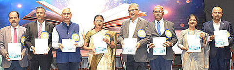 விழாவில் சிறப்பு அழைப்பாளராகப்  பங்கேற்ற தேசிய மருந்தியல் கல்வி மற்றும் ஆராய்ச்சி நிறுவன இயக்குநா் கே.ருக்மணி, கிரசென்ட் துணை வேந்தா் ஏ.பீா் முகமது பதிவாளா் என். ராஜா ஹுசேன், கல்லூரி முதல்வா் கே .இளங்கோ, பேராசிரியா் எஸ். எம். ஷாகிதா உள்ளிட்டோா்.