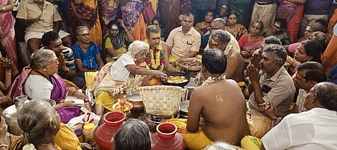 ஸ்ரீவில்லிபுத்தூர் பத்திரகாளியம்மன் கோயிலில் மகா சிவராத்திரியை முன்னிட்டு கொதிக்கும் நெய்யில் கைகளால் அப்பம் சுட்ட முத்தம்மாள்(93) என்ற மூதாட்டி. 