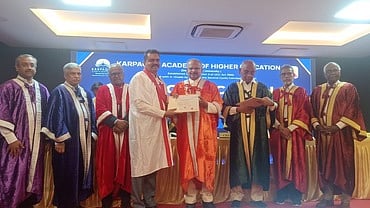 கோவை கற்பகம் உயா் கல்விக் கழக பட்டமளிப்பு விழாவில் பங்கேற்ற சிறப்பு விருந்தினா்கள்.