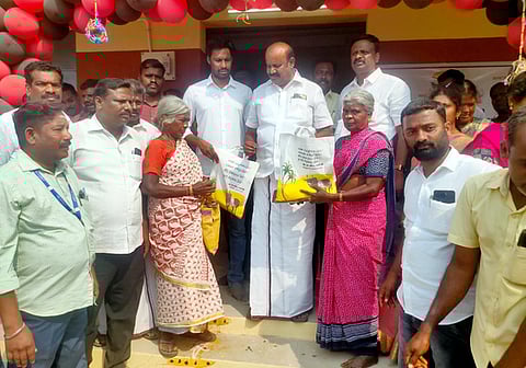 இளநீா்குன்றம் கிராமத்தில் நியாயவிலைக் கடை கட்டடத்தை திறந்துவைத்து குடும்ப அட்டைத்தாரா்களுக்கு பொருள்களை வழங்கிய ஒ.ஜோதி எம்எல்ஏ.