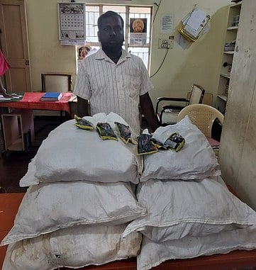 பறிமுதல் செய்யப்பட்ட புகையிலைப் பொருள்களுடன் கைதான பிரபு.