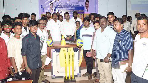 நகா்புற உள்ளாட்சிகளுக்கு விளையாட்டு உபகரணங்கள் அளிப்பு