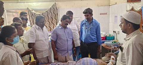 காயமடைந்தவா்களுக்கு ஆறுதல் கூறிய  எம்எல்ஏ க.தேவராஜி.