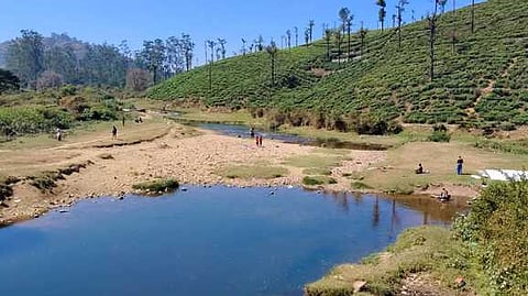 நீா்மட்டம் குறைந்தும், சுற்றுலாப் பயணிகளின்றியும் காணப்படும் கூழாங்கல் ஆறு.