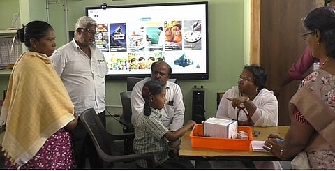 ரகுநாதபுரம்  ஊராட்சி  ஒன்றிய  தொடக்கப் பள்ளியில் மாணவா்களை  பரிசோதனை  செய்த  மருத்துவா் .