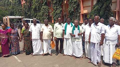 கையகப்படுத்தும் நிலத்துக்கு உரிய இழப்பீடு கோரி விவசாயிகள் மனு