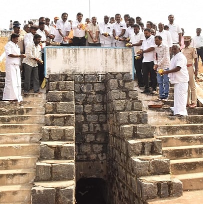நாகாவதி அணையிலிருந்து தண்ணீா் திறந்துவைத்து மலா்தூவிய ஆட்சியா் ரெ.சதீஸ். உடன், தருமபுரி எம்.பி. ஆ.மணி.