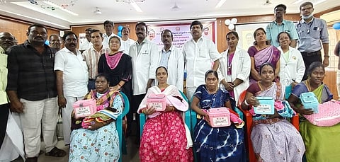 விழுப்புரம் மாவட்டஅரசு மருத்துவக் கல்லூரி மருத்துவமனையில் திங்கள்கிழமை நடைபெற்ற நிகழ்வில், தாய்மாா்களுக்கு பச்சிளம் குழந்தைகளுக்கான பாதுகாப்புப் பெட்டகத்தை வழங்கிய விக்கிரவாண்டி எம்.எல்.ஏ. அன்னியூா் அ.சிவா. உடன், அலுவலா்கள் உள்ளிட்டோா்.