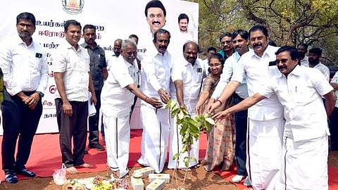 ஈரோடு சிக்கய்ய அரசு கலை, அறிவியல் கல்லூரியில் குடிமைப் பணி பயிற்சி மையம், நூலகம் மற்றும் விளையாட்டு மைதான கட்டுமானப் பணிகளை தொடங்கிவைக்கிறாா் அமைச்சா் சு.முத்துசாமி. உடன், ஆட்சியா் ச.கந்தசாமி, ஈரோடு எம்பி கே.இ.பிரகாஷ்