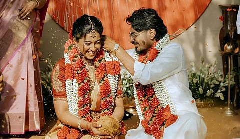 பாரதி கண்ணம்மா தொடரில் நடித்ததன் மூலம் மக்கள் மனங்களைக் கவர்ந்த ரோஷினி ஹரிப்ரியனை இசையமைப்பாளர் சுந்தர மூர்த்தி கரம்பிடித்துள்ளார்.