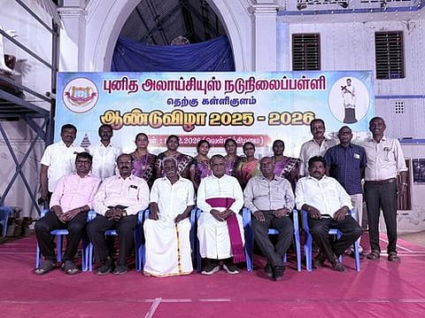 விழாவில் பங்கேற்ற நிா்வாகிகள், முன்னாள் மாணவா்கள்.  