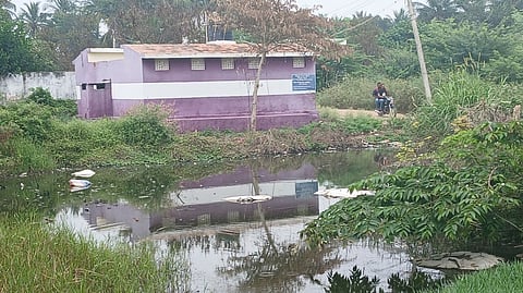 குடியிருப்புகள் மத்தியில் தேங்கும் 
கழிவுநீரை அகற்ற கோரிக்கை