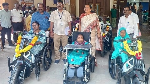 மாற்றுத்திறனாளிகளுக்கு நலத்திட்ட உதவி வழங்கிய வேலூா் ஆட்சியா் வி.ஆா். சுப்புலட்சுமி.