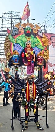 வேலூரில் நடைபெற்ற மயானக் கொள்ளை திருவிழாவின்போது கடவுள் வேடமிட்டு வந்த பக்தா். 