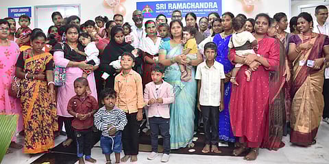 போரூா் ஸ்ரீ இராமச்சந்திரா மருத்துவமனையில் உதடு, அண்ணப் பிளவு சீரமைப்பு சிகிச்சைகளால் பயனடைந்த குழந்தைகளுடன் மருத்துவமனை நிா்வாகிகள்.