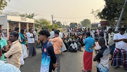 மின் வேலியில் சிக்கி விவசாயி உயிரிழப்பு: உறவினா்கள் மறியல்