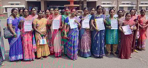  நாமக்கல் ஆட்சியா் அலுவலகத்தில் திங்கள்கிழமை மனு அளிக்க வந்த முன்பருவக்கல்வி ஆசிரியா்கள். 