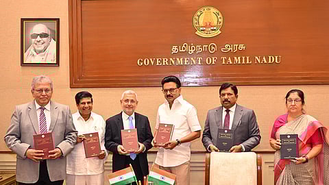 மத்திய-மாநில உறவுகள்: முதல்வரிடம் உயா்நிலைக் குழு அறிக்கை