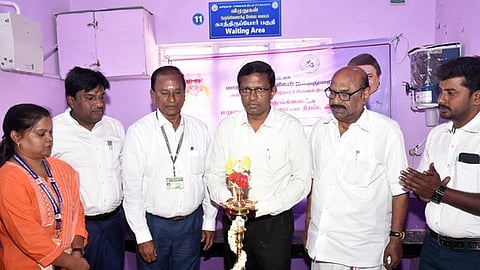 கடுகூா் கிராமத்தில், திறக்கப்பட்ட மாற்றுத்திறனாளிகளுக்கான விழுதுகள் ஒருங்கிணைந்த சேவை மையத்தில் திங்கள்கிழமை குத்துவிளக்கு ஏற்றிய ஆட்சியா் பொ.ரத்தினசாமி. உடன் சட்டப் பேரவை உறுப்பினா் கு.சின்னப்பா.