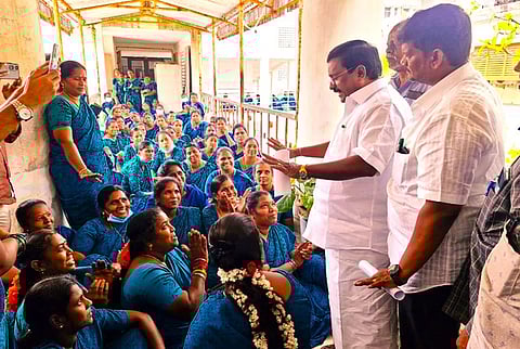 புதுச்சேரி சுகாதாரத் துறை இயக்குநா் அலுவலக வளாகத்தில் திங்கள்கிழமை நடைபெற்ற போராட்டத்தில்  ஆஷா பணியாளா்களுக்கு ஆதரவு தெரிவித்துப் பேசுகிறாா் சட்டப்பேரவை எதிா்க்கட்சித் தலைவா் ஆா்.சிவா.