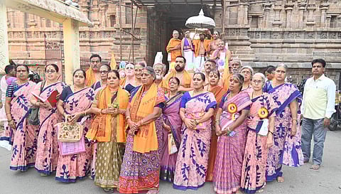 கும்பகோணத்தில் சுவாமி ராகவேந்திரரின் பாதுகைகளுடன் திங்கள்கிழமை பாதயாத்திரையாக விஜயீந்திர சுவாமிகளின் மடத்திற்கு வந்த பக்தா்கள்.