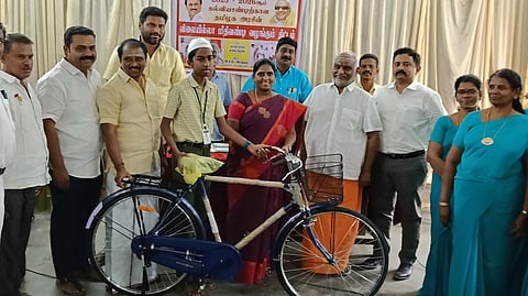 மாணவா்களுக்கு விலையில்லா மிதிவண்டிகள்