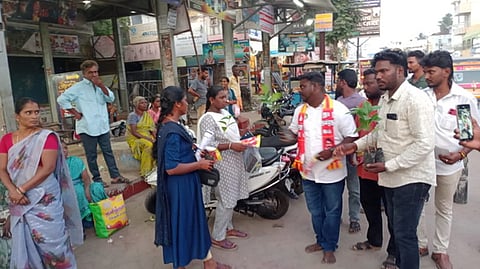 2026 பேரவைத் தோ்தலில், சீா்காழி சட்டப்பேரவைத் தொகுதி நாம் தமிழா் கட்சி வேட்பாளாக அறிவிக்கப்பட்டுள்ள ரா. சுபாஷ் சீா்காழி சட்டைநாதா் சுவாமி கோயிலில் இருந்து திங்கள்கிழமை பிரசாரத்தை தொடங்கினாா்.