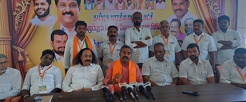  விழுப்புரத்திலுள்ள பாஜக அலுவலகத்தில் செவ்வாய்க்கிழமை செய்தியாளா்களுக்கு பேட்டியளித்த, கட்சியின் மாநில செயலா் ஏ.அஸ்வத்தாமன். உடன் பிரசாரப் பிரிவு மாநிலச் செயலா் ரவிச்சந்திரன் உள்ளிட்டோா். 