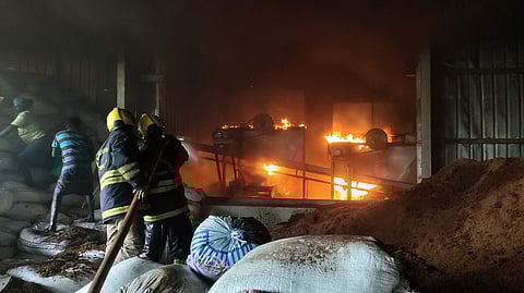 தென்னை நாா் தொழில்சாலையில் தீ விபத்து: பல லட்சம் ரூபாய் மதிப்பிலான பொருள்கள் சேதம்