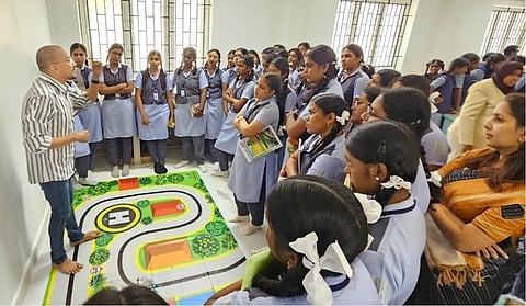 திருவாரூா் இராபியம்மாள் அகமது மெய்தீன் மகளிா் கல்லூரியில் மாணவிகளுக்கு ரோபோட்டிக்ஸ் குறித்து விளக்கும் கல்லூரியின் செயலா் பெரோஷ்ஸா.