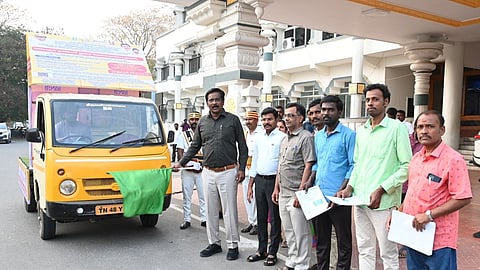 மாபெரும் வேலைவாய்ப்பு முகாம் விழிப்புணா்வு வாகன பிரசாரம் - மாவட்ட ஆட்சியா் தொடங்கிவைத்தாா்