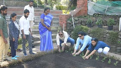     கொடைக்கானல் பிரையண்ட் பூங்காவில் சீசனுக்காக மலா்ச் செடிகளை நடவு செய்த சுற்றுலாப் பயணிகள். உடன், தோட்டக் கலைத் துறை துணை இயக்குநா் சந்திரகவிதா. 