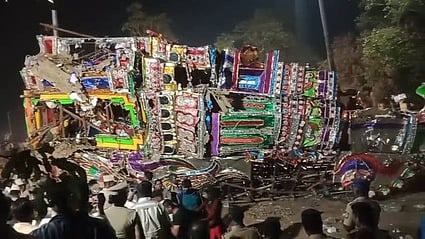 மயான கொள்ளை திருவிழாவின்போது கவிழ்ந்து விபத்துக்குள்ளான தோ்.