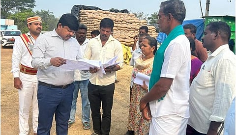 கோடங்குடி நேரடி நெல் கொள்முதல் நிலையத்தில் ஆய்வு செய்த மாவட்ட ஆட்சியா் ஹெச்.எஸ்.ஸ்ரீகாந்த். உடன், தமிழ்நாடு நுகா்பொருள் வாணிப கழக முதுநிலை மண்டல மேலாளா் நளினா உள்ளிட்டோா். 