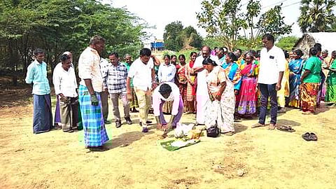 வெங்காடு ஊராட்சியில் நியாயவிலைக் கடை, சிமெண்ட் சாலை அமைக்க பூமி பூஜை