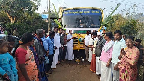 சத்தியமங்கலம் அருகேயுள்ள காளிதிம்பம் மலைக் கிராமத்துக்கு முதல்முறையாக இயக்கப்பட்ட அரசுப் பேருந்தை வரவேற்ற பழங்குடியின மக்கள்.