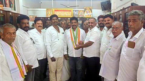 காங்கிரஸில் இணைந்த வியாபாரிகள் சங்கத் தலைவா்