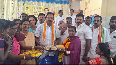   கா்ப்பிணிக்கு நலஉதவிகள் வழங்கிய சட்டமன்ற உறுப்பினா் ரூபி ஆா். மனோகரன். 