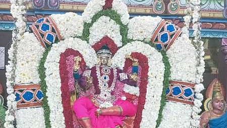 நூக்காளம்மன் கோயிலில் ஊஞ்சல் சேவை