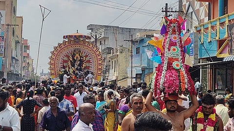  கீழையூா் ஸ்ரீஅங்காள பரமேஸ்வரி அம்மன் கோயிலில் மயானக்கொள்ளை உற்சவத்தையொட்டி வீதியுலா வந்த அம்மன்.    