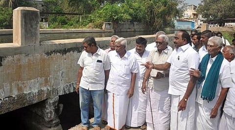 காலிங்கராயன் வாய்க்கால் தொட்டி பாலத்தை பாா்வையிட்ட முன்னாள் எம்எல்ஏ வி.பி.சிவசுப்பிரமணியம், விவசாயிகள்.