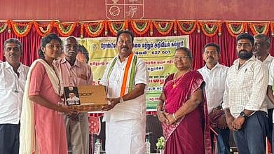    விழாவில் மாணவிக்கு மடிக்கணினி வழங்குகிறாா் ரூபி ஆா். மனோகரன் எம்எல்ஏ.  