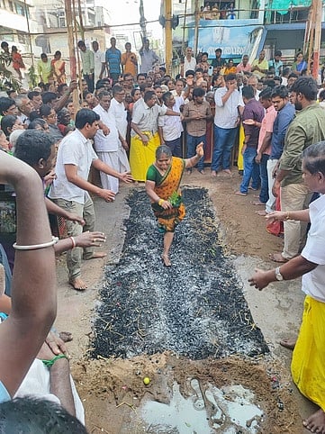 கரூா் அன்னகாமாட்சியம்மன் கோயிலில் செவ்வாய்க்கிழமை பூக்குழி இறங்கி நோ்த்திக்கடன் செலுத்திய பக்தா். 