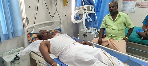    கமுதி அரசு மருத்துவமனையில் சிகிச்சை பெற்று வரும் பாஜக மாவட்ட துணைத் தலைவா் பாலகணபதி. 