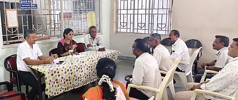 துறையினருடன் ஆலோசனை நடத்திய சட்டப்பேரவை உறுப்பினா் சந்திர  பிரியங்கா. 