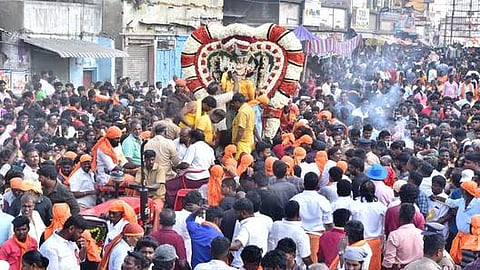 அரக்கோணம் மயானக் கொள்ளை: 
திரளான பக்தா்கள் பங்கேற்பு