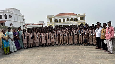  பொருநை அருங்காட்சியகத்தை பாா்வையிட்ட பள்ளமடை அரசுப் பள்ளி மாணவா்கள்.   